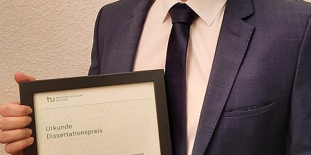 Foto von Andreas Bendicks mit dem Dissertationspreis