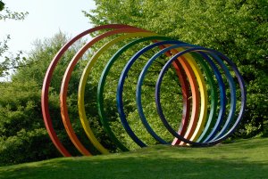 Foto der Spektralringe auf dem Campus der TU Dortmund im Frühjahr