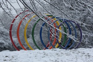 Foto der Spektralringe auf dem Campus der TU Dortmund im Winter